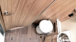 Korytarz za aneksem kuchennym rozdziela pomieszczenie prysznica i WC, acz równie dobrze można połączyć pomieszczenia, tworząc niemały pokój kąpielowy - zdjęcie 3