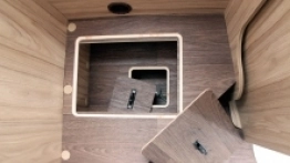 Z podwójnej podłogi wykrojono wiele schowków - zdjęcie 5