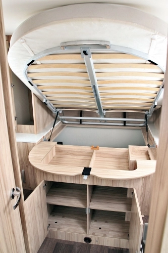 Sypialnia w tyle zabudowy Hymera B 698 gwarantuje dostęp do gigantycznego garażu - zdjęcie 6