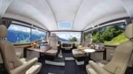 Można z dachem, można i bez. Kwintesencję kabrioletu sprytnie przeniesiono tu na kampera - zdjęcie 5