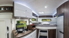 Składany dach to nie jedyna zaleta tego kampera- -cabrio. Imponuje też nowoczesny wystrój - zdjęcie 7