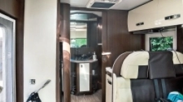 Po wejściu do środka rzuca się w oczy przede wszystkim centralnie ulokowana część dużej łazienki. Pomysł z przezroczystym zlewem jest bardzo udany - zdjęcie 1