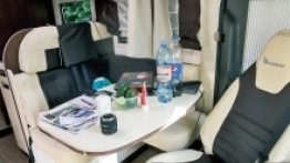 Kolorystycznie wszystko jest dopasowane do siebie, łącznie z zasłonkami na oknach w salonie. Stół bez problemu pomieści 4-osobową załogę - zdjęcie 2