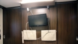 Podobne „torebki” znajdziemy w całym kamperze. Świetny pomysł na wykorzystanie miejsca na dodatkowe drobne rzeczy, których zazwyczaj nie mamy gdzie schować. - zdjęcie 5