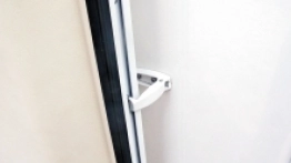 Drobnostki, tu na zdjęciu zaczep do drzwi wejściowych. Kamper jest pełen takich rozwiązań, jak chociażby wyciągana lampa w garażu, która może służyć za dodatkowe oświetlenie na zewnątrz. - zdjęcie 6