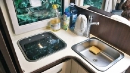 Stosunkowo duża lodówka z zamrażalnikiem, nieco mała przestrzeń robocza w kuchni i multum funkcjonalnych schowków – tak wygląda centralny punkt benimara. Szkoda, że zaprezentowana na zdjęciu szafka odmówiła posłuszeństwa i nie chciała się zamknąć - zdjęcie 9