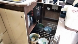 Stosunkowo duża lodówka z zamrażalnikiem, nieco mała przestrzeń robocza w kuchni i multum funkcjonalnych schowków – tak wygląda centralny punkt benimara. Szkoda, że zaprezentowana na zdjęciu szafka odmówiła posłuszeństwa i nie chciała się zamknąć - zdjęcie 10