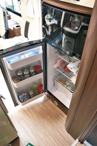 Stosunkowo duża lodówka z zamrażalnikiem, nieco mała przestrzeń robocza w kuchni i multum funkcjonalnych schowków – tak wygląda centralny punkt benimara. Szkoda, że zaprezentowana na zdjęciu szafka odmówiła posłuszeństwa i nie chciała się zamknąć - zdjęcie 11