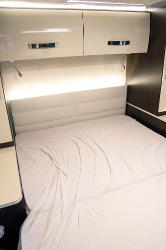 Duże, regulowane łóżko w tylnej części, świetnie doświetlona sypialnia, telewizor na wprost, swobodny dostęp do szafek, specjalne półki na drobiazgi i złącza USB – ta część została bardzo dobrze zaprojektowana - zdjęcie 12