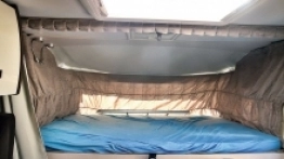 Łóżko nad szoferką jest opuszczane ręcznie, ale nie stanowi to problemu. Poza tym mamy do niego szybki dostęp w każdej chwili – nawet po to, żeby przerzucić tam na chwilę rzeczy z salonu - zdjęcie 13