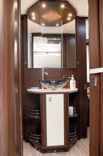 Wydzielona, świetnie doświetlona łazienka i meble wykonane z dobrej jakości materiałów to jedna z największych zalet tego benimara.  Korzystanie z sanitariatów na kempingu? W tym przypadku nie było potrzebne - zdjęcie 14