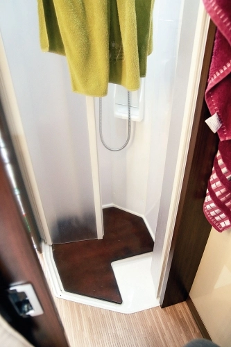 Wydzielona, świetnie doświetlona łazienka i meble wykonane z dobrej jakości materiałów to jedna z największych zalet tego benimara.  Korzystanie z sanitariatów na kempingu? W tym przypadku nie było potrzebne - zdjęcie 15