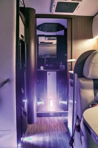 Wydzielona, świetnie doświetlona łazienka i meble wykonane z dobrej jakości materiałów to jedna z największych zalet tego benimara.  Korzystanie z sanitariatów na kempingu? W tym przypadku nie było potrzebne - zdjęcie 16