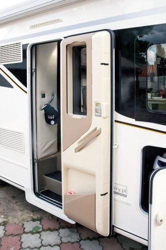 Drzwi są wyposażone w moskitierę i mały schowek. Dość szybko się „wyrobiły", więc trzeba użyć sporej siły, aby je domknąć - zdjęcie 17