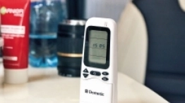 Pilot do sterowania klimatyzacją, pilot do telewizora, pilot do drugiego telewizora... Kamperem można komfortowo zarządzać bez potrzeby wstawania od stołu w salonie - zdjęcie 18