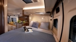 Łóżko z tyłu ułożone w poprzek pojazdu to o tyle ciekawe rozwiązanie, że pod nim, po otworzeniu tylnej klapy, znajdziemy całkiem spory bagażnik  - zdjęcie 1