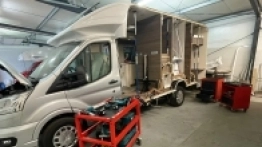 Technologia przewidziana przez producenta nie zezwala na punktowe naprawy ściany bocznej, bo mogłoby to naruszyć jej strukturę, a w konsekwencji trwałość. Przy nawet niewielkim uszkodzeniu należy wymienić cały element - zdjęcie 1