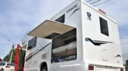 Rimor Evo Sound ma 7 miejsc do spania, ale 2 tylne  łóżka piętrowe mogą stanowić też  przestrzeń bagażową.  Jest do nich dostęp z zewnątrz - zdjęcie 1