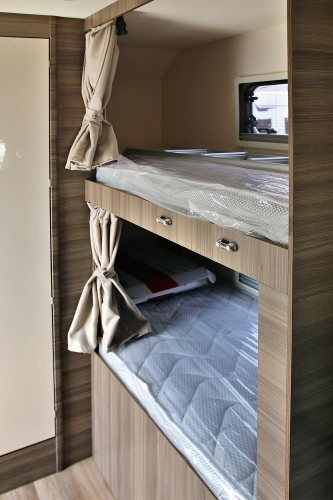 Rimor Evo Sound ma 7 miejsc do spania, ale 2 tylne  łóżka piętrowe mogą stanowić też  przestrzeń bagażową.  Jest do nich dostęp z zewnątrz - zdjęcie 2