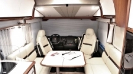 Salon w odmianie Distinction to np. miękka dotykowa tkanina sufitowa, a po zmroku w mig zorganizowana sypialnia - zdjęcie 1