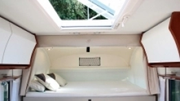 Salon w odmianie Distinction to np. miękka dotykowa tkanina sufitowa, a po zmroku w mig zorganizowana sypialnia - zdjęcie 2