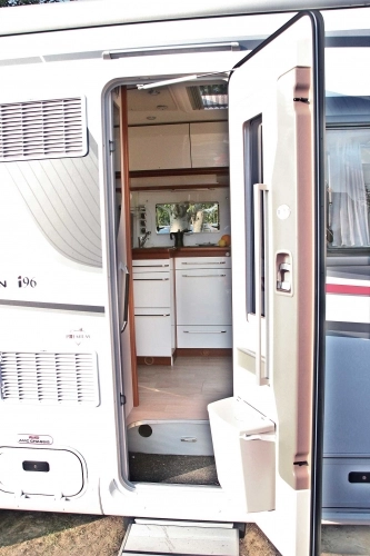 Jasne wnętrze od progu. Po zmroku mamy tryb „coming-home” z automatycznym oświetleniem markizy i elektrycznym stopniem wejścia - zdjęcie 4