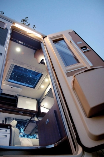 Jasne wnętrze od progu. Po zmroku mamy tryb „coming-home” z automatycznym oświetleniem markizy i elektrycznym stopniem wejścia - zdjęcie 5