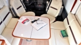 Bardzo komfortowy salon  ze stołem 50/50 - zdjęcie 6