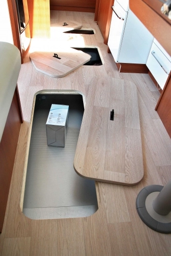 Mnogość schowków w podłodze - zdjęcie 7