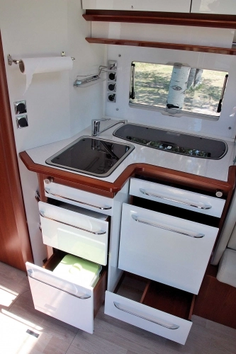 Blat, ale też zlewozmywak to prostota form i funkcjonalność. Jest i okap kuchenny z oświetleniem LED - zdjęcie 10