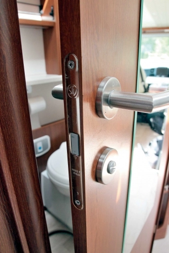 Akcesoria łazienkowe wykończone są chromem, a zamek drzwi jest nowatorski, bo z magnesem - zdjęcie 11