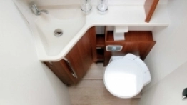 Akcesoria łazienkowe wykończone są chromem, a zamek drzwi jest nowatorski, bo z magnesem - zdjęcie 12