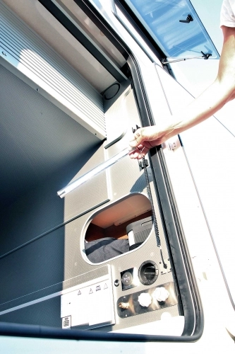 Obszerny luk bagażowy skrywa liczne udogodnienia, np. lampkę i latarkę w jednym i gniazdka, a jego maksymalna wysokość to 120 cm - zdjęcie 13