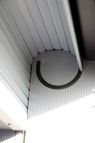 Obszerny luk bagażowy skrywa liczne udogodnienia, np. lampkę i latarkę w jednym i gniazdka, a jego maksymalna wysokość to 120 cm - zdjęcie 14