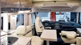 Jasna tapicerka i meble wykończone na wysoki połysk nadają wnętrzu ekskluzywnego sznytu - zdjęcie 1