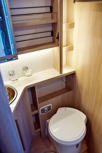 Przestronną łazienkę można odizolować od salonu lub sypialni specjalnymi drzwiami - zdjęcie 3