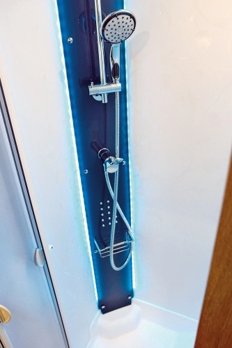 Przestronną łazienkę można odizolować od salonu lub sypialni specjalnymi drzwiami - zdjęcie 4