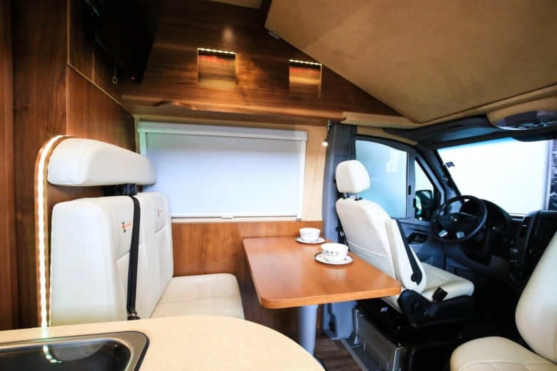 Kamper-van na Mercedesie?