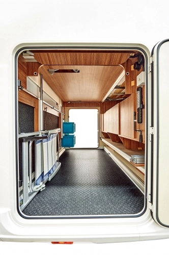 Niski próg załadunku, drzwi z dwóch stron i do tego multum pojemników i schowków – wszystko po to, by w naszym garażu zawsze panował porządek - zdjęcie 4