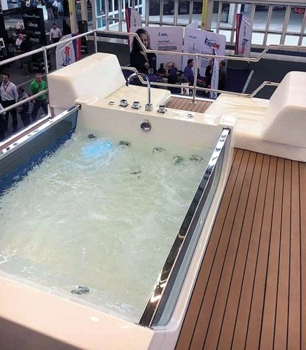 Kamper z helikopterem na dachu? To nie bujda.