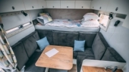 Choć to kamper wyprawowy, wnętrze kojarzy się z domowym ciepłem - zdjęcie 2