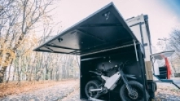 Na tylnym zwisie pojazdu zamontowano specjalną demontowaną skrzynię, pozwalającą bezpiecznie przewozić dwa elektryczne rowery - zdjęcie 3