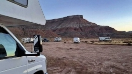 Wiele miejscówek, które można odszukać na serwisie  www.freecampin.com, znajduje się gdzieś w polach - zdjęcie 12