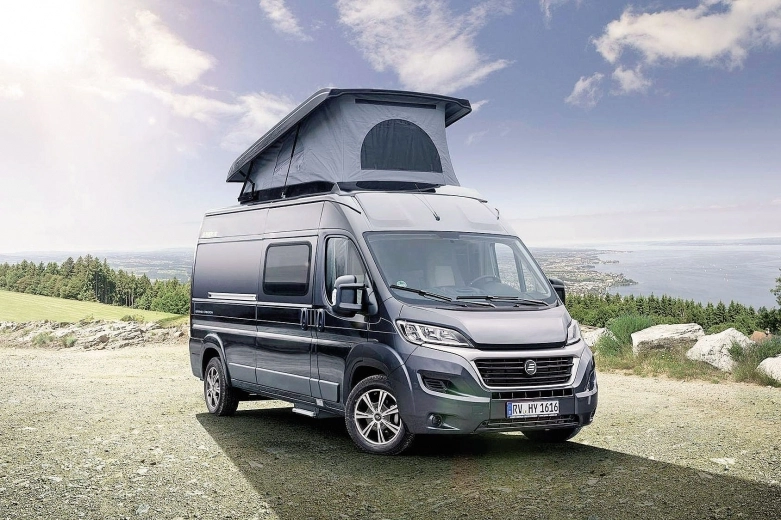 Kanadyjski kamper Roadtreck wchodzi do Euro