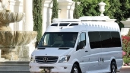 Do największych kamperów produkowanych obecnie w Kanadzie przez niemiecki koncern należą Adventurous i E-Trek. Podróżować może nimi siedem osób, ale spać tylko cztery. Obydwa kampery wykorzystują jako bazę Mercedesa Sprintera. - zdjęcie 7