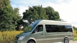 Do największych kamperów produkowanych obecnie w Kanadzie przez niemiecki koncern należą Adventurous i E-Trek. Podróżować może nimi siedem osób, ale spać tylko cztery. Obydwa kampery wykorzystują jako bazę Mercedesa Sprintera. - zdjęcie 8