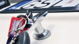 Może i klamka od tylnej klapy wygląda okej, ale przez felerny zamek to największy minus tej przyczepy. - zdjęcie 5