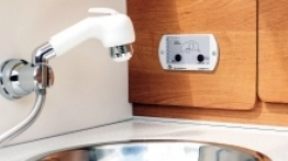 Tutaj sprawdzimy poziom wody i włączymy pompę.  Dodatkowo rączkę z wodą możemy wyciągnąć - zdjęcie 7