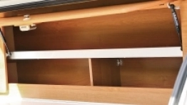 Szafki w aneksie może nie grzeszą pojemnością, ale zmieścimy tam wszystko, co niezbędne podczas weekendowej podróży - zdjęcie 8