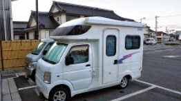 Kei-car kamper na bazie Mazdy. Przypomnijmy, że długość kei-cara nie może przekroczyć 340 centymetrów, a jego szerokość to maksymalnie 148 centymetrów. - zdjęcie 5